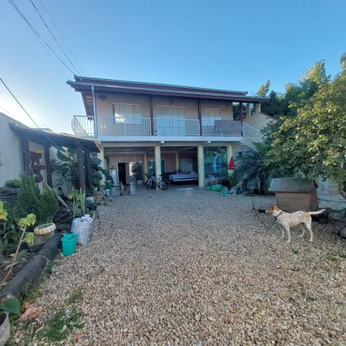 casa em Balneário Piçarras, com mais de 150m2 e um amplo terreno