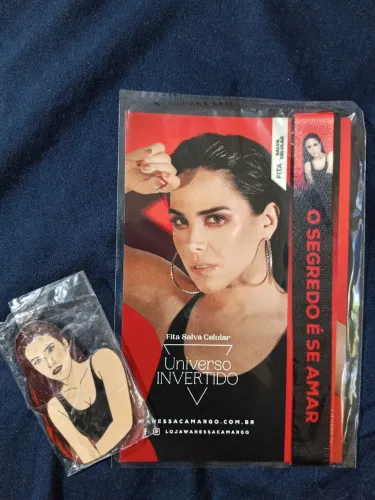 Wanessa Camargo chaveiro e fita salva celular.