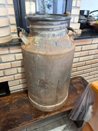 Latao de leite antiga usada