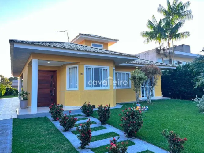 Casa com 3 dormitórios à venda, 900m² de área e 167m² Ubatiba - Maricá/RJ
