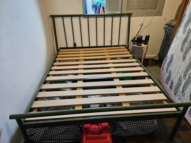 Cama de casal verde musgo de aço