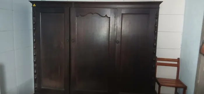 Guarda roupa e comoda madeira maciça sntigo