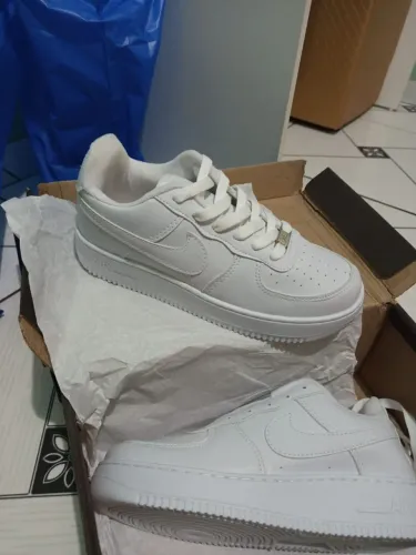 tênis Nike Air Force 1 na cor branca