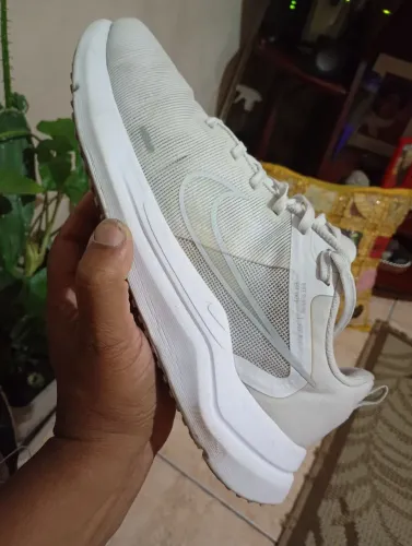 Tênis Nike masculino para usar na academia e caminhada fitness.