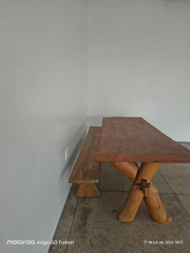 Mesa rústica com 2 bancos