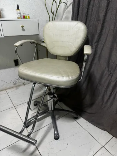 Cadeira cabeleireiro semi nova 