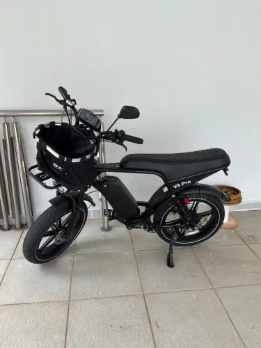 Bicicleta elétrica V8 Pró com bateria 1000W e carregador pouco usada