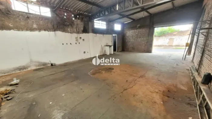 Galpão comercial disponível para locação no bairro Laranjeiras em Uberlândia-MG