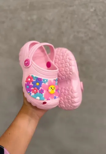 Chinelo infantil LED.