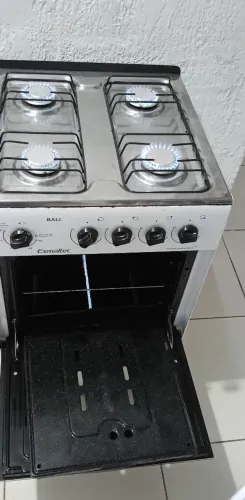 fogão pegando às 4 bocas e o forno