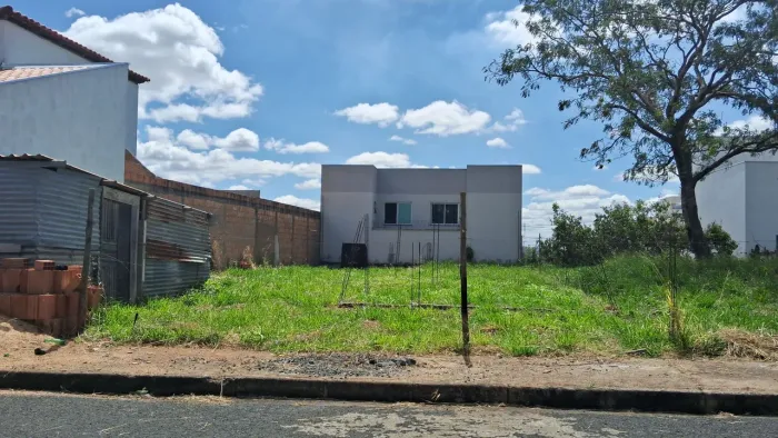 Ter jardim Veneza encostado no jardim botânico a 2 rua da R Seme Simão 255. *