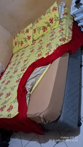 Cama casal, bem conservada 