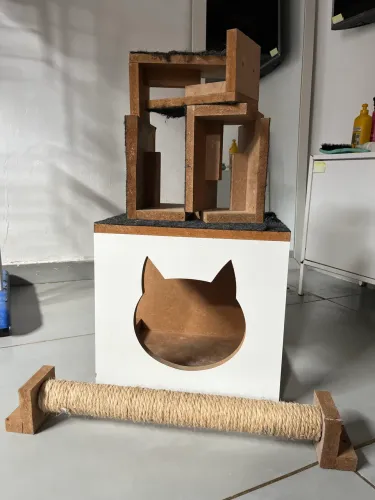 Prateleiras, ninho e arranhador para gatos
