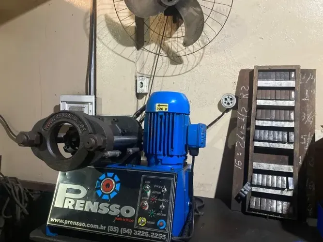 Vende-se uma máquina de prensar mangueiras hidraulicas e uma máquina para corte.