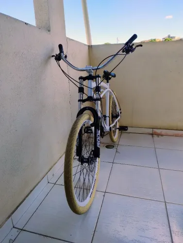 Bicicleta Beach Vintage Aro 26 Com Garfo Duplo Freio A Disco