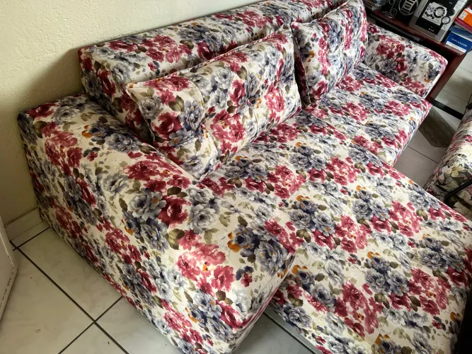 Vendo sofá cama espaçoso floral semi novo..