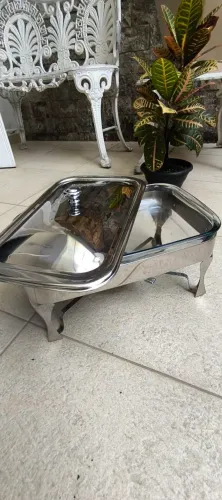 Réchaud/banho-maria de mesa, grande, em inox polido, com tampa, pés altos e fogareiro