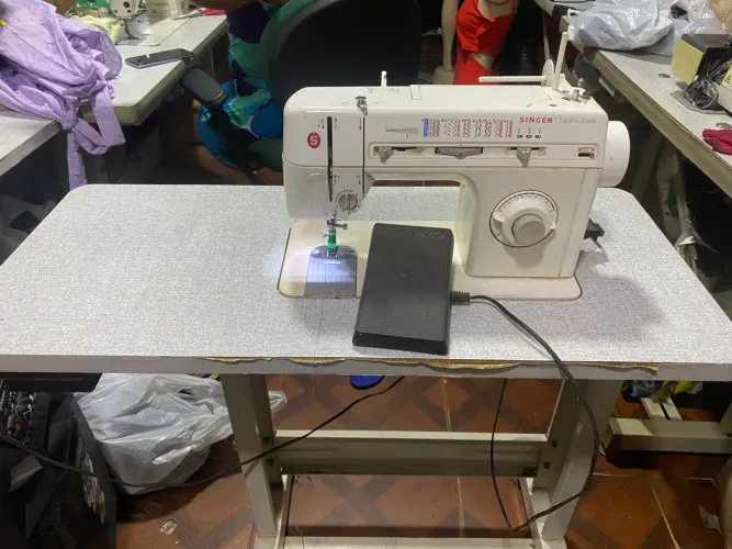 Singer Facilita Super + Bancada Industrial Completa