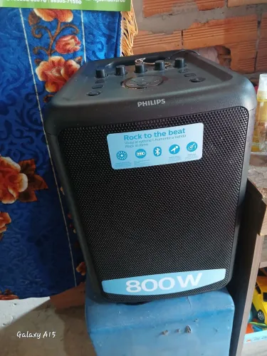 Vendo caixa de som pequena, 800 w. Pega Bluetooth  está em perfeito estado. 