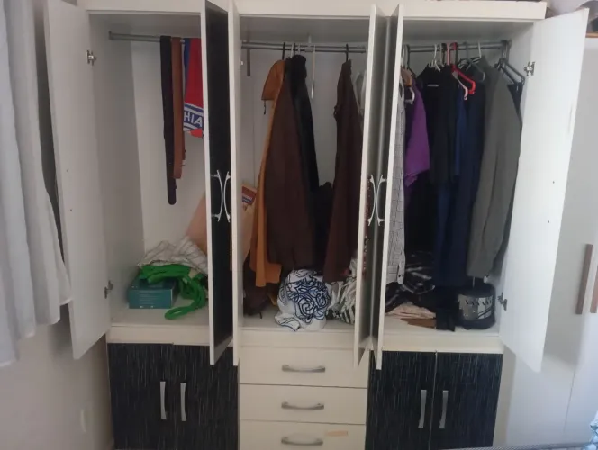 Vendo Guarda roupas 6 portas