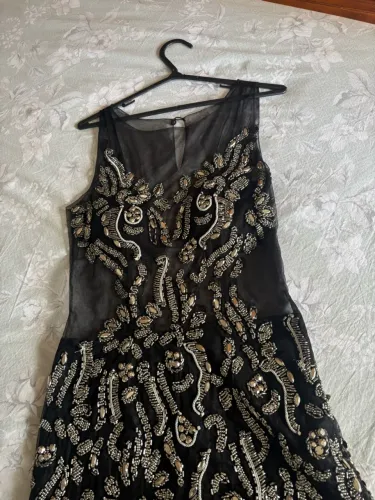 Vestido de festa com transparência e pedraria da estilista Patrícia bonaldi.