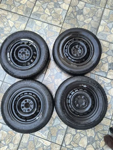 Jogo com 4 rodas de ferro aro 13  + pneus Fate Sentiva 175/70 R13