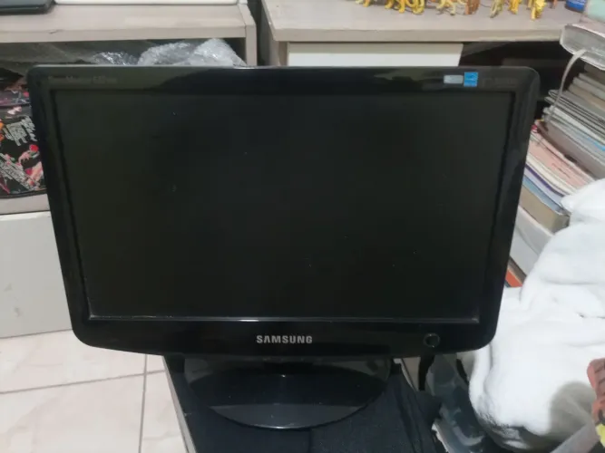 Monitor Samsung e cpu da positivo, com caixas de som, teclado e mouse.
