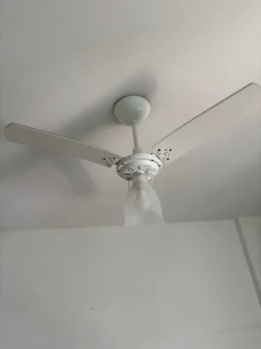 Modelo tradicional branco (pás retas e cúpula de vidro tulipa)