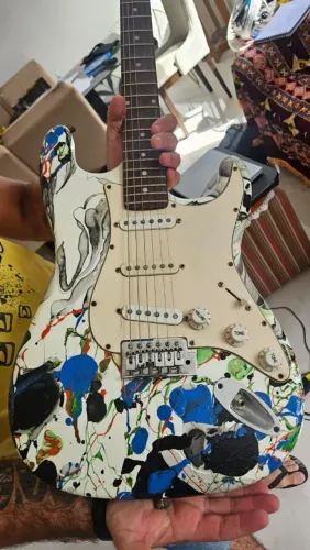 Guitarra condor modelo DNA com set fender originais 