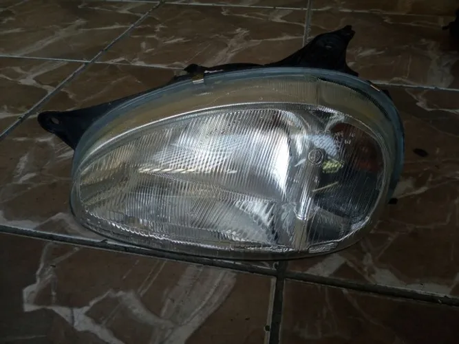 Farol esquerdo Chevrolet Corsa (Arteb)