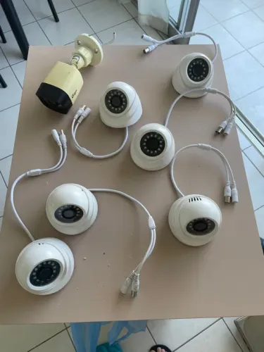 Kit de câmera e alarme.