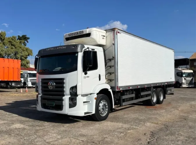VW 24.280 ano 2022, 6x2 e baú refrigerado, em SP