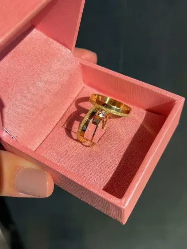 Aliança de casamento com solitário em ouro 18k 