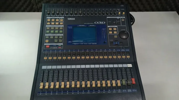 Mesa de áudio Yamaha O3D usada e revisada