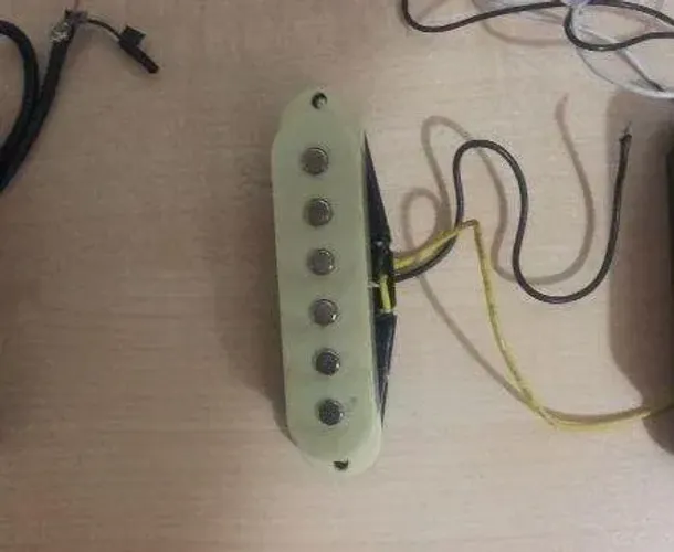 Captador central retirado de uma SX strato vintage