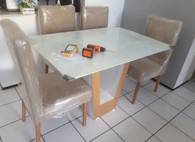 Conjunto Mesa e 4 Cadeiras P.R.O.M.O.Ç.Ã.O