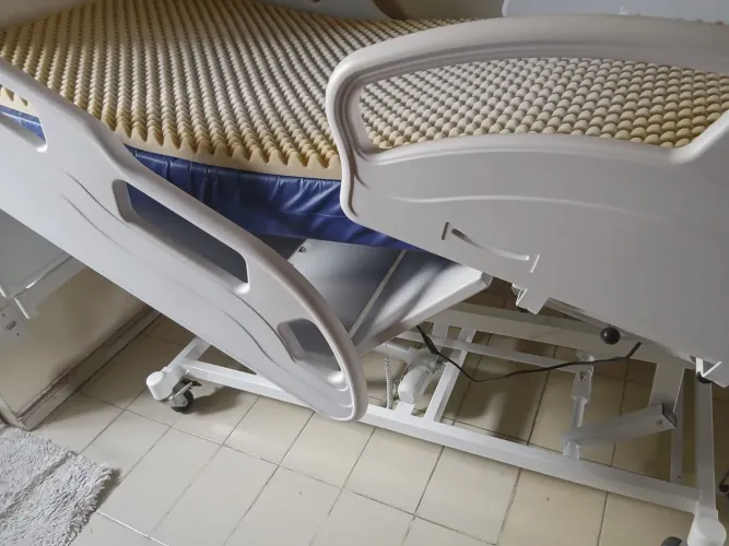 Cama Hospitalar com colchão Semi Nova Luxo 8 Movimentos Posição Cardíaca 