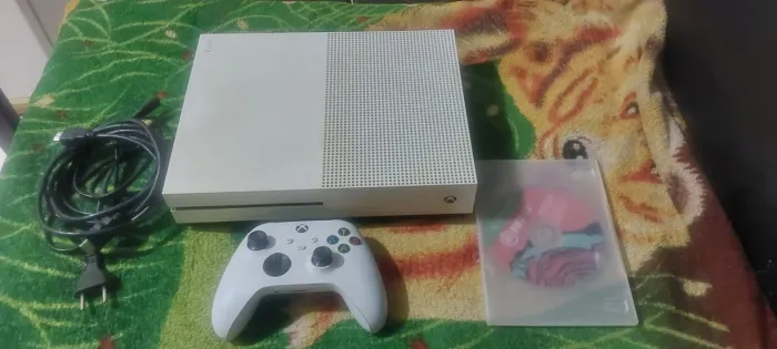 Xbox one  slim completo com 1 tera de hd. obs:controle  ruim no direcional
