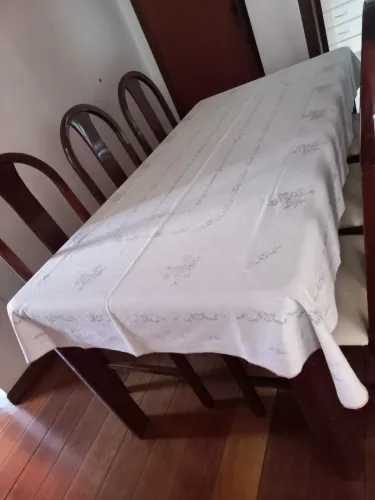 Toalha de Mesa Elegante com Detalhes Florais