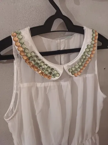 Vestido branco com detalhes no colarinho