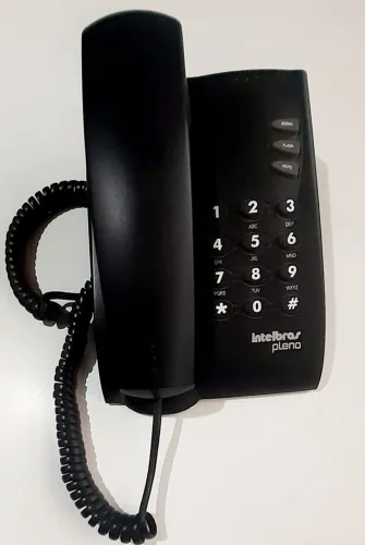 Telefone fixo com fio espiral na cor preta e configurações pra volume,, toques e pulse/tom