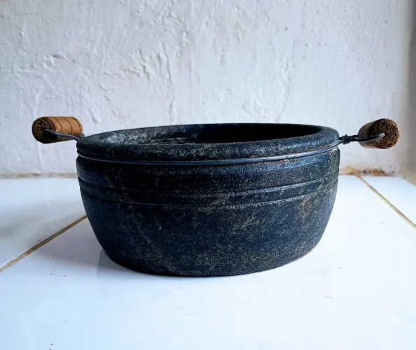Panela de pedra sabão com alça 