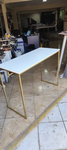 Mesa cabideiro expositor