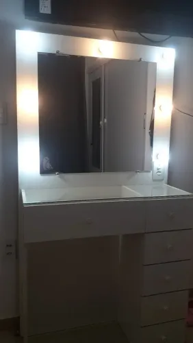 Penteadeira com iluminação e espelho