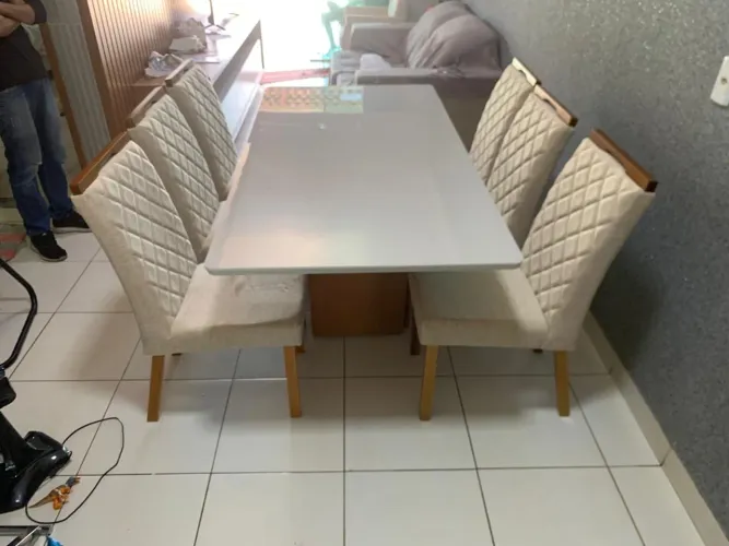 Mesa resistente de madeira 