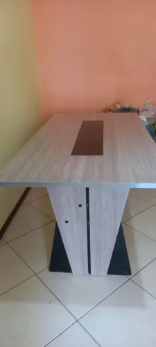 Vendo a mesa de 6 cadeiras mais sem cadeiras