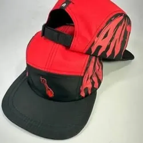 BONÉ FIVE PANEL CHAMA PRETO/VERMELHO (ABA FLEXÍVEL)