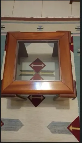 Mesa de centro em mogno, com tampo em vidro