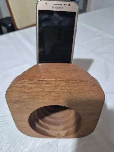Suporte amplificador de som para celular de madeira