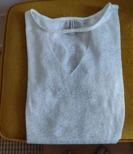 Blusa branca com detalhe no decote